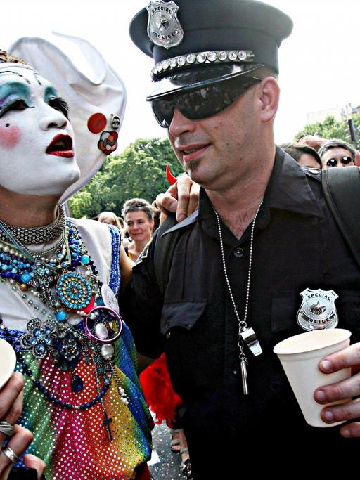 Teilnehmer der alljährlichen schwul-lesbisch-transsexuellen Parade in Paris
