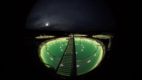 Das Seelabor auf dem Stechlinsee bei Nacht