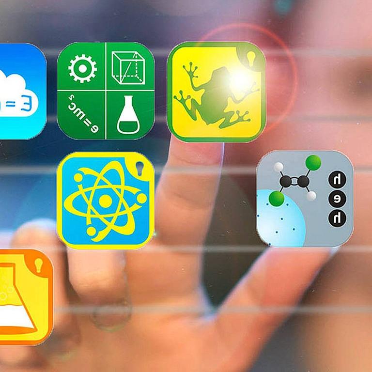 Das Bild zeigt ein Themenfoto zu Neuen Medien: Ein Schüler verschiebt App-Icons auf einer digitalen Projektionsfläche.