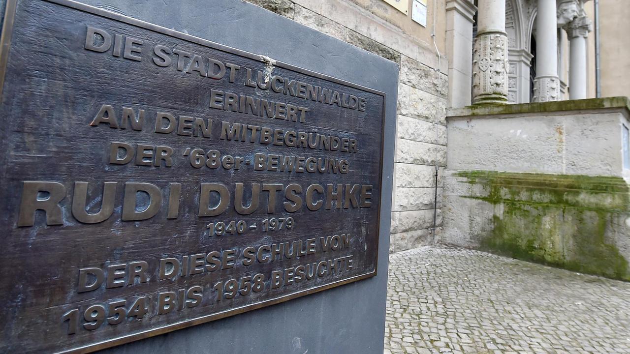 Eine Gedenktafel vor dem Friedrich Gymnasium erinnert in Luckenwalde an den Studentenführer Rudi Dutschke.