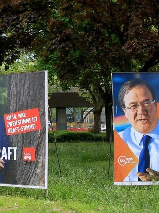 Plakate mit den Portraits von Ministerpräsidentin Hannelore Kraft (SPD) und Herausforderer Armin Laschet (CDU) zur Landtagswahl 2017 in Nordrhein-Westfalen stehen in Düsseldorf (NRW).
