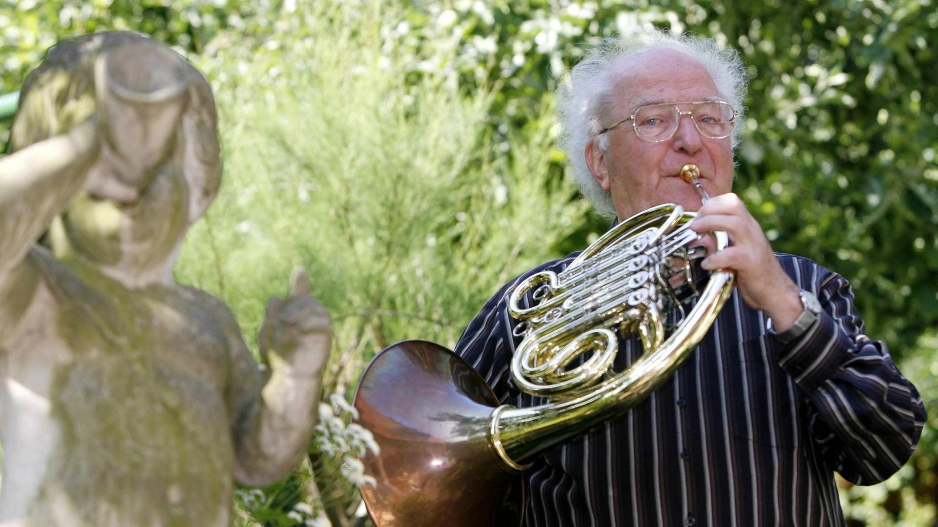 Hornist Prof. Peter Damm musiziert anlässlich eines Fotoshootings in Dresden-Loschwitz.