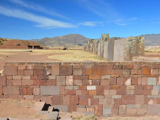 Die Mauern um den Tempel Kalasasaya im bolivianischen Tiwanaku.