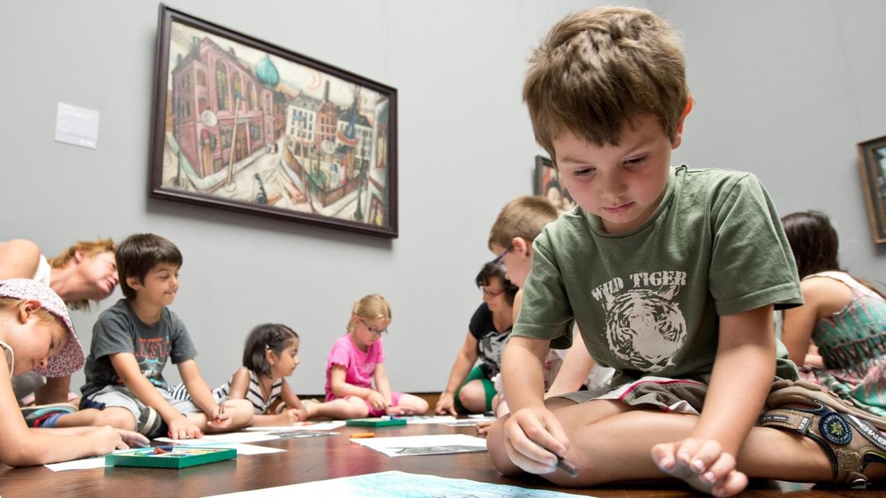 Kinder einer Frankfurter Grundschulklasse nehmen im Museum Städel in Frankfurt am Main (Hessen) an einer "Bildungswoche im Museum" teil.