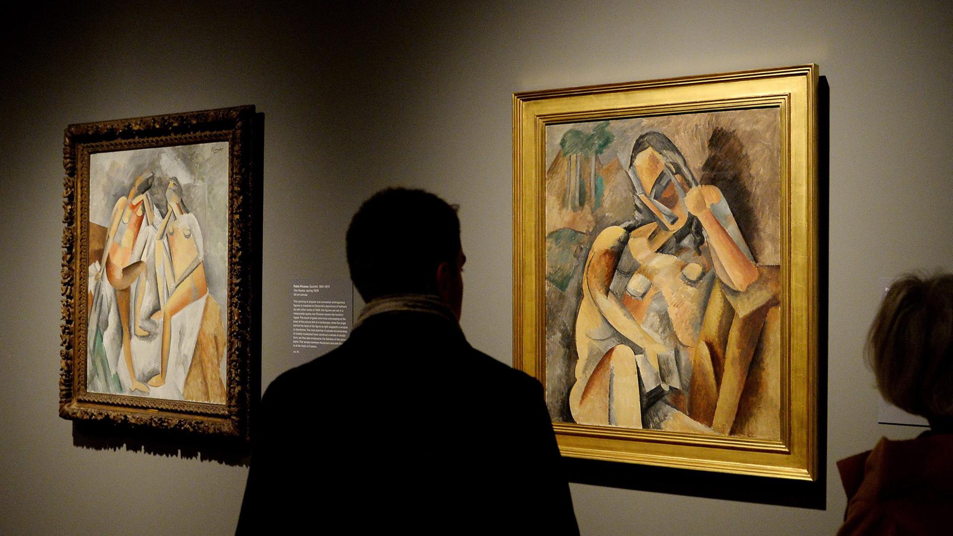 Besucher der Ausstellung 'Cubism: The Leonard A. Lauder Collection' schauen auf Bilder, die an der Wand hängen.