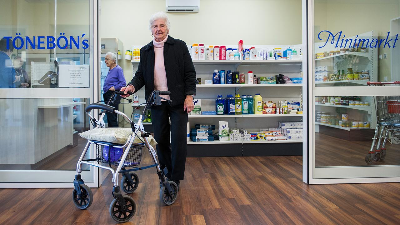 Eine 81-jährige Demenz-Patientin geht im Minimarkt der Wohnanlage Tönebön am See in Hameln einkaufen.