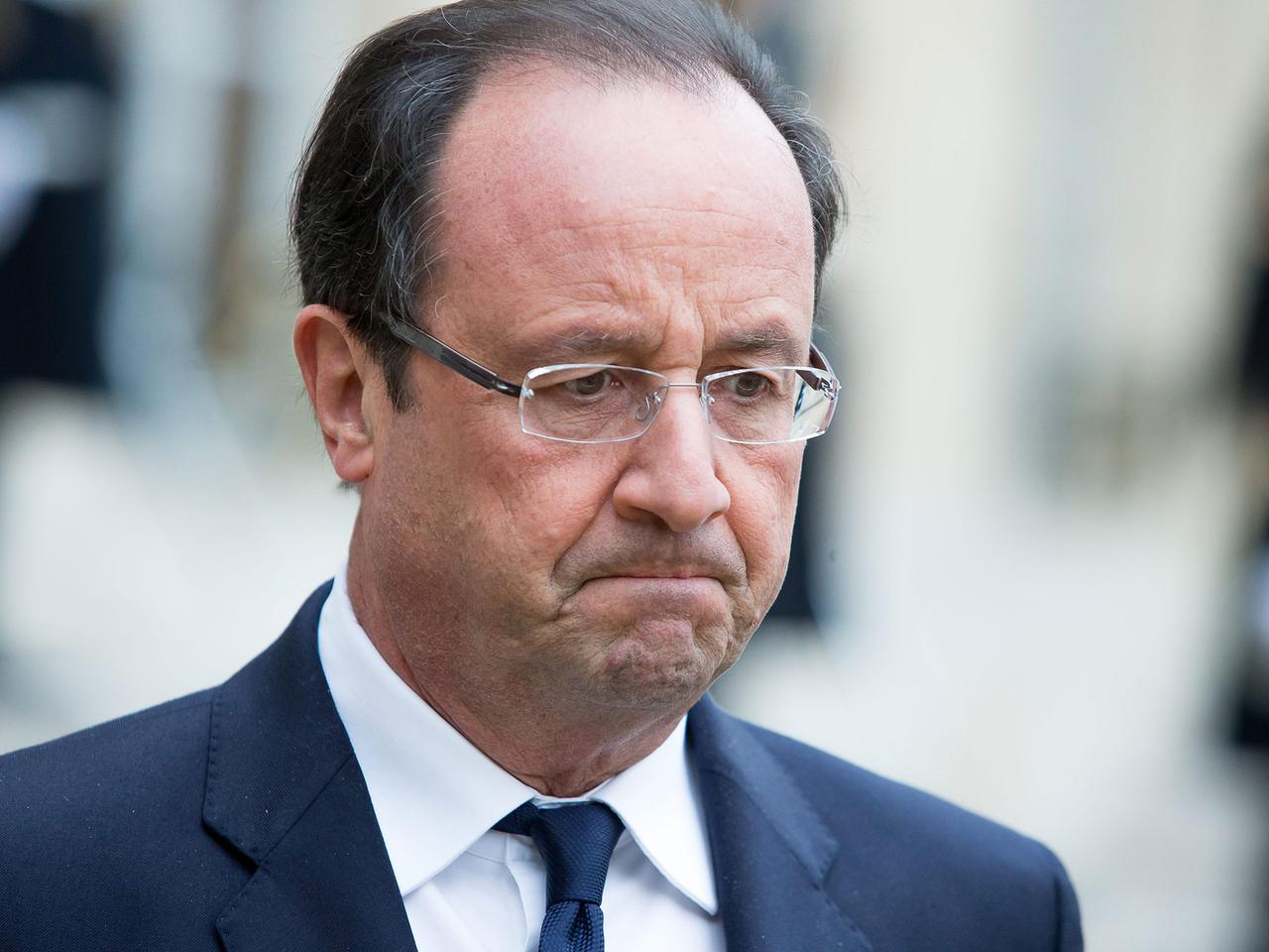 Porträtaufnahme von Frankreichs Staatspräsident François Hollande mit verkniffenem Gesichtsausdruck