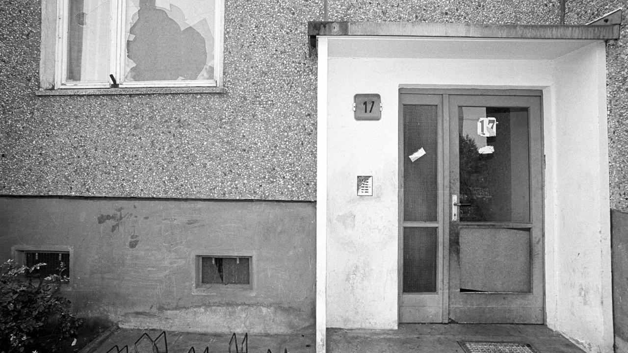 Hoyerswerda 1991 - Leeres Asylantenheim in der Münzer Straße mit zerstörter Fensterscheibe.