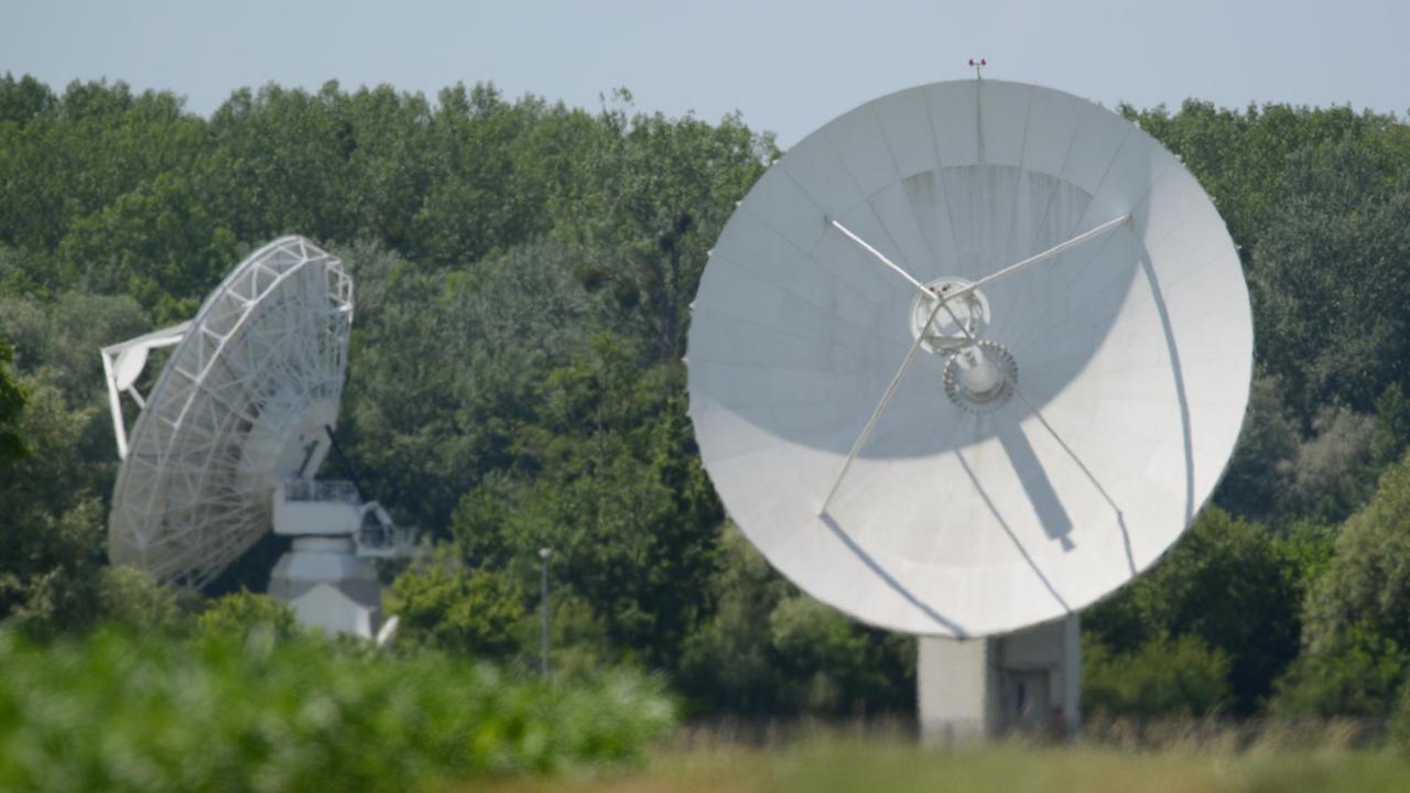 Die Aufnahme vom 06.06.2014 zeigt Satellitenschüsseln des Ionosphäreninstituts des Bundesnachrichtendienstens (BND) bei Rheinhausen (Baden-Württemberg).