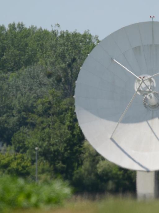 Die Aufnahme vom 06.06.2014 zeigt Satellitenschüsseln des Ionosphäreninstituts des Bundesnachrichtendienstens (BND) bei Rheinhausen (Baden-Württemberg).