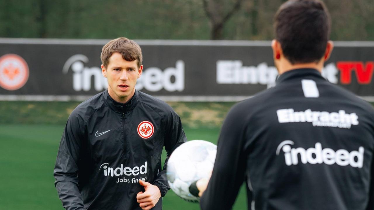 Erik Durm (l.) und Andre Silva im Training von Eintracht Frankfurt am 3. April 2020