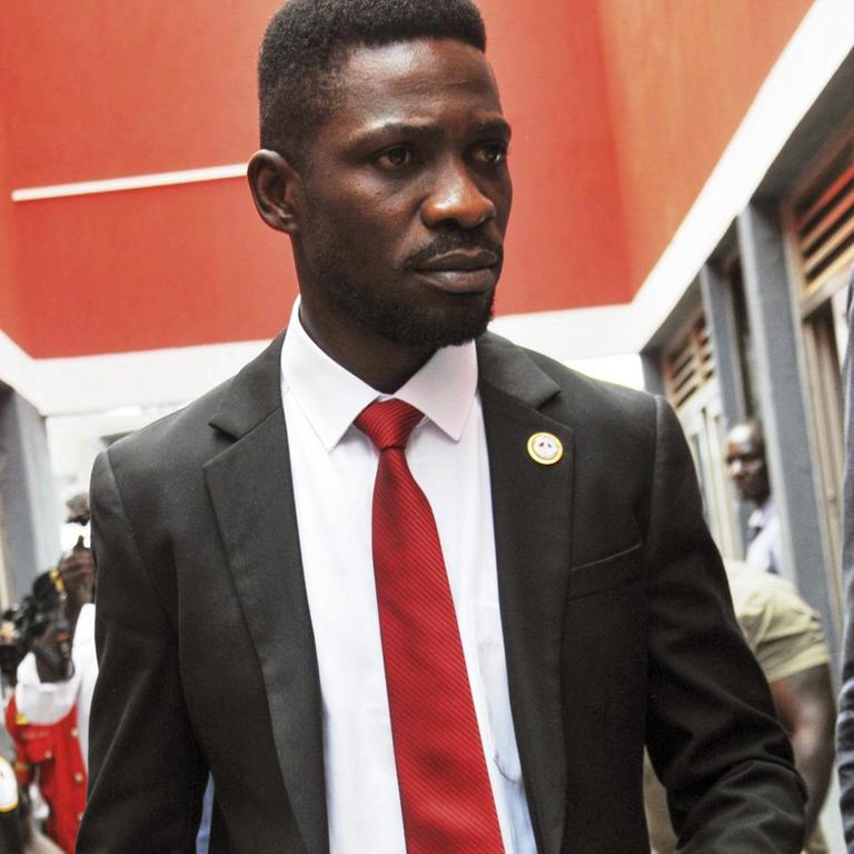 Der Oppositionspolitiker in Uganda Bobi Wine im Anzug mit roter Krawatte.