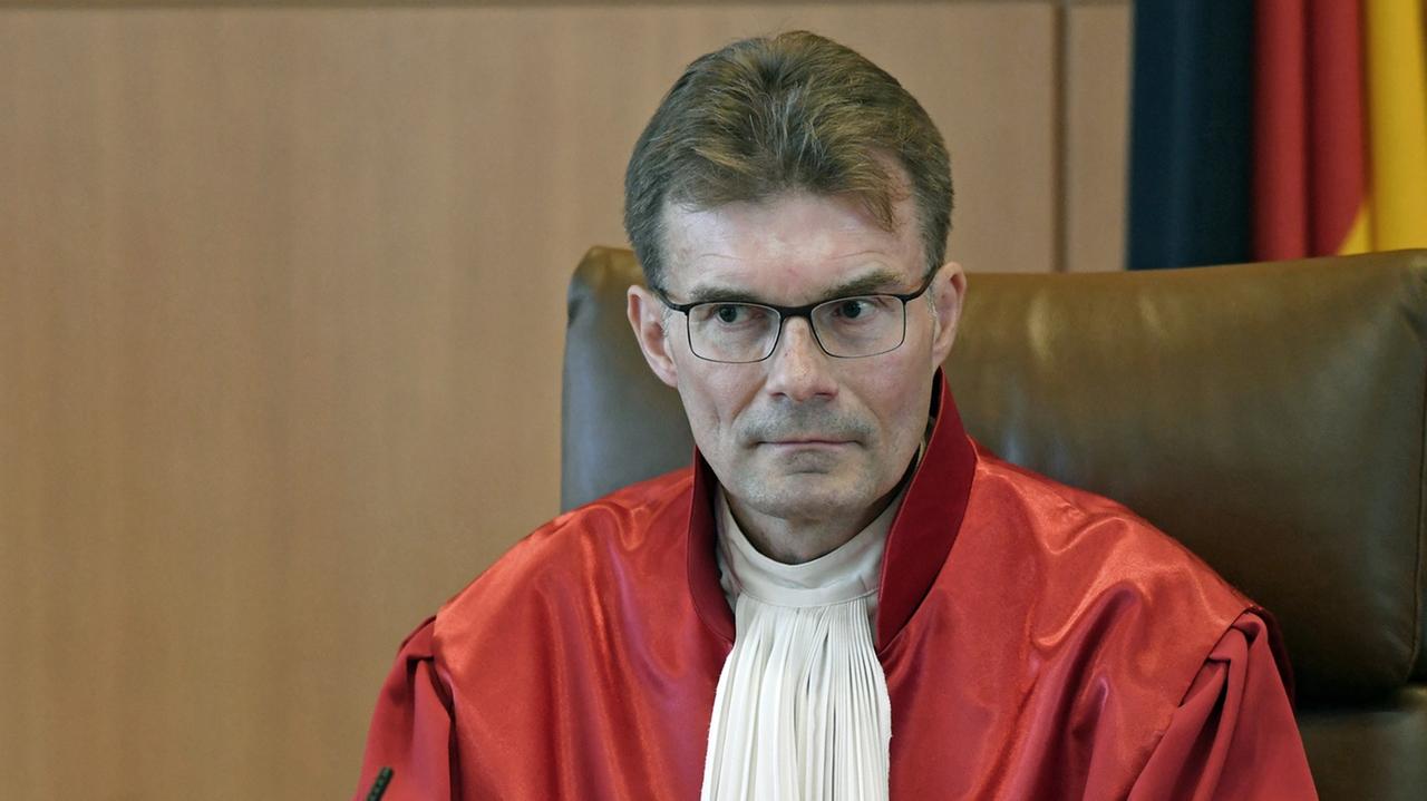 Henning Radtke mit roter Robe vor der Urteilsverkündigung zum Rundfunkbeitrag für die öffentlich-rechtlichen Rundfunkanstalten am Bundesverfassungsgericht in Karlsruhe
