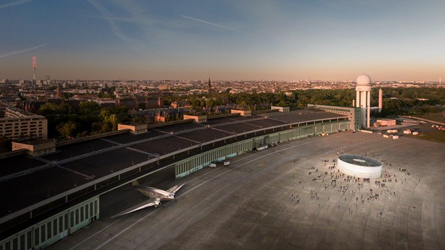Ein Entwurf des geplanten Satelliten-Theaters am Flughafen Tempelhof in Berlin. Francis Kéré ist der Architekt des Neubaus.