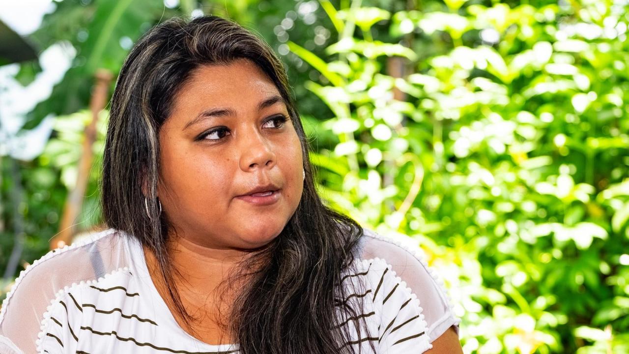 Magdalena Emperatriz Meleíndez wurde als Kind von den Militärs verschleppt und wuchs in einem Kinderheim auf. Mit Hilfe des Vereins Pro-Búsqueda fand sie ihre wahre Familiengeschichte heraus.