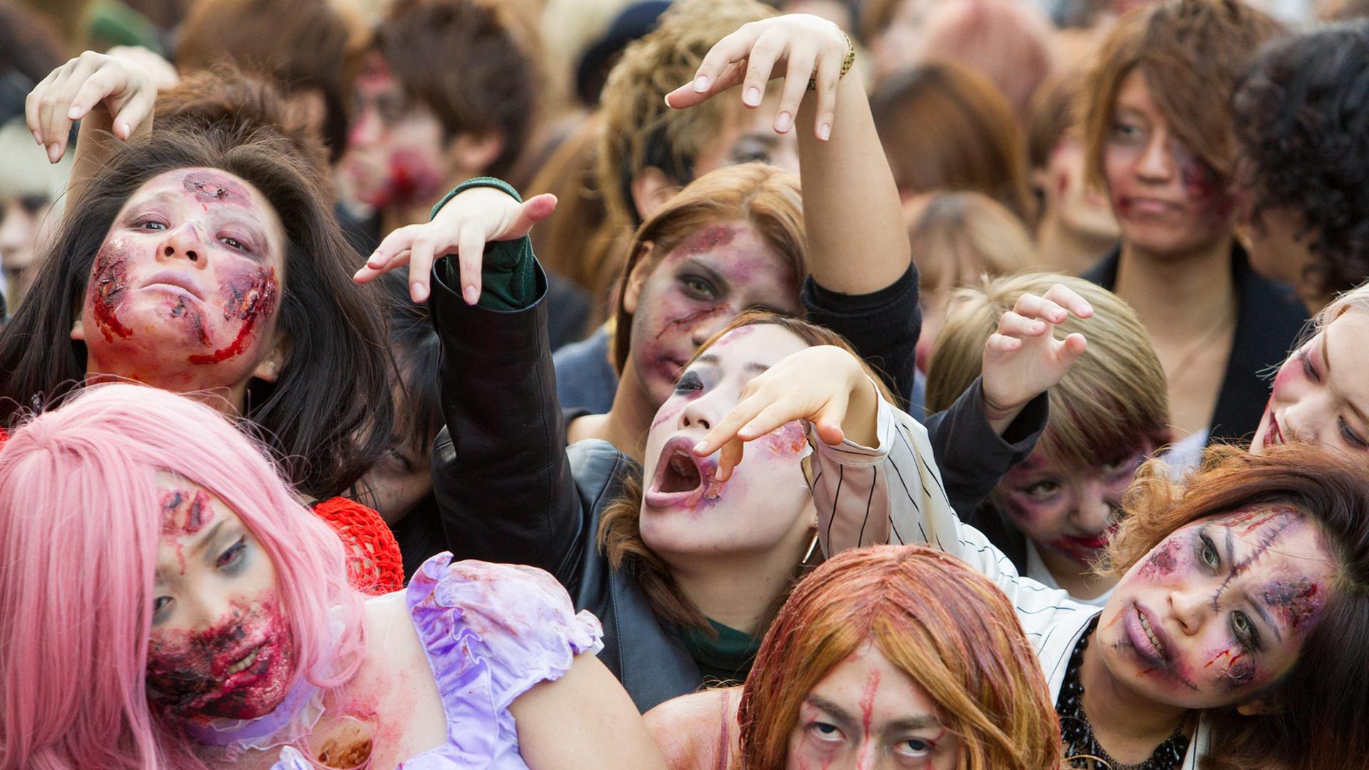 Fans der US-Serie "The Walking Dead" feiern in Tokio Halloween.