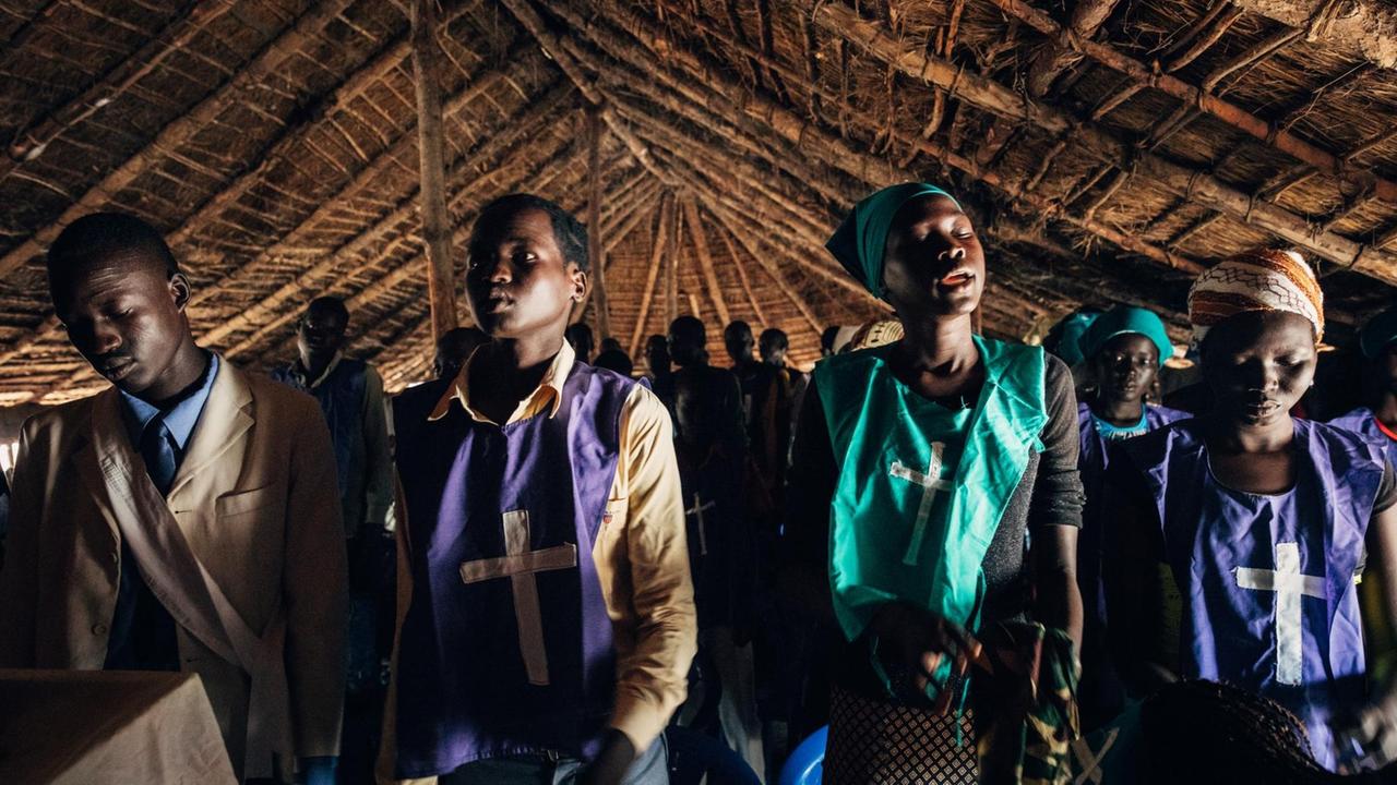Südsudanesische Nuer beim Gottesdienst in einem Flüchtlingslager in Uganda, September 2017
