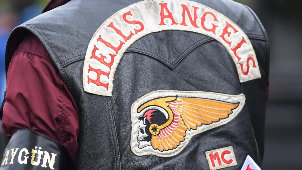 Der Schriftzug und das Emblem der "Hells Angels" auf einer Lederjacke.