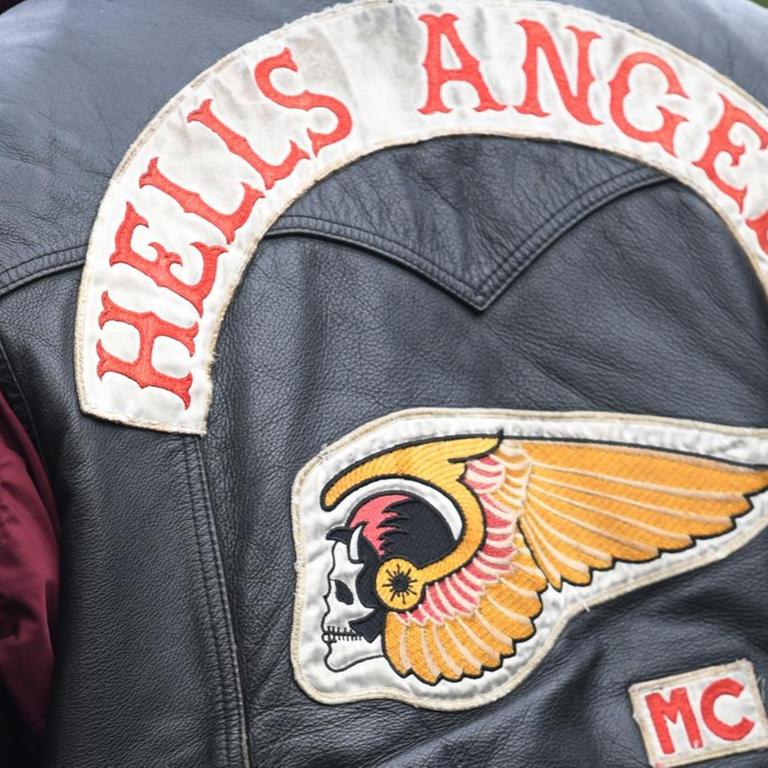 Der Schriftzug und das Emblem der "Hells Angels" auf einer Lederjacke.