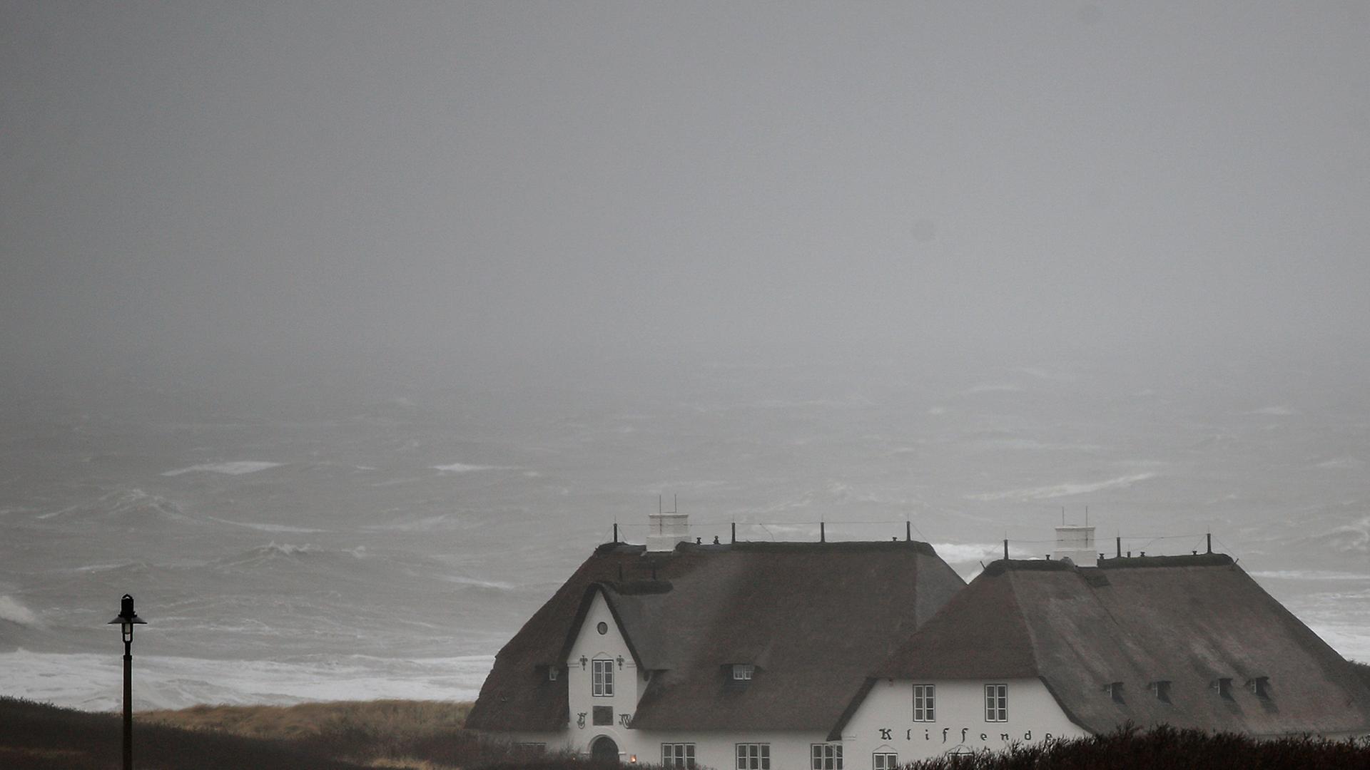 Wellen schlagen am 05.12.2013 in Kampen auf Sylt (Schleswig-Holstein) an den Strand. Orkantief Xaver erreicht die deutsche Nordseeküste. Foto: Axel Heimken/dpa