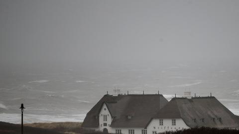 Wellen schlagen am 05.12.2013 in Kampen auf Sylt (Schleswig-Holstein) an den Strand. Orkantief Xaver erreicht die deutsche Nordseeküste. Foto: Axel Heimken/dpa