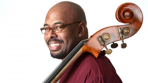 Der Kontrabassist Christian McBride mit seinem Instrument