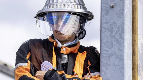 Deutschland, Baden-Württemberg, Stuttgart, 02.05.2020: Mehrere Tausend Menschen demonstrieren in Stuttgart gegen Corona-Beschränkungen. Darunter auch Verschwörungstheoretiker und Träger von Aluhüten.