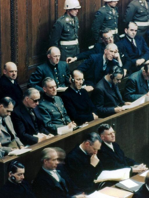 Historische Farbaufnahme der Angeklagten während des Prozesses gegen die Kriegsverbrecher vor dem Internationalen Militärtribunal IMT, bei dem 22 Anführer von Nazi-Deutschland vor Gericht standen.