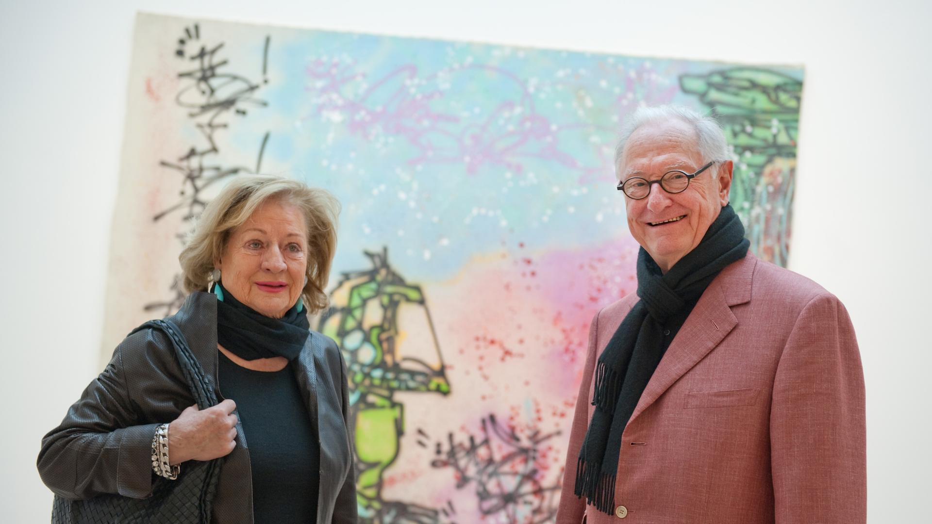 Die Sammler Ute und Rudolf Scharpff in Stuttgart im Kunstmuseum vor einer Arbeit des Künstlers Koor