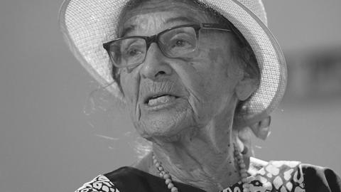 Ein Poträt von Agnes Heller in Prag, 2018. Sie trägt einen Strohhut
