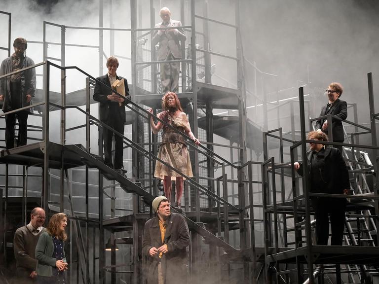 Das Ensemble der Inszenierung von "Das Schloss" von Franz Kafka am Deutschen Schauspielhaus Hamburg in der Regie von Viktor Bodo