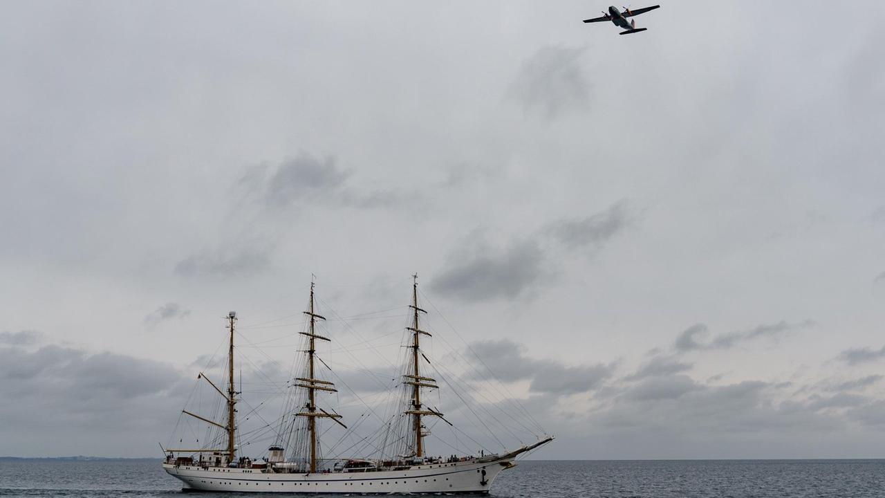 Eckernförde: Das Segelschulschiff "Gorch Fock" fährt auf die Kieler Förde zu während eine Transall der Bundeswehr das Schiff überfliegt.