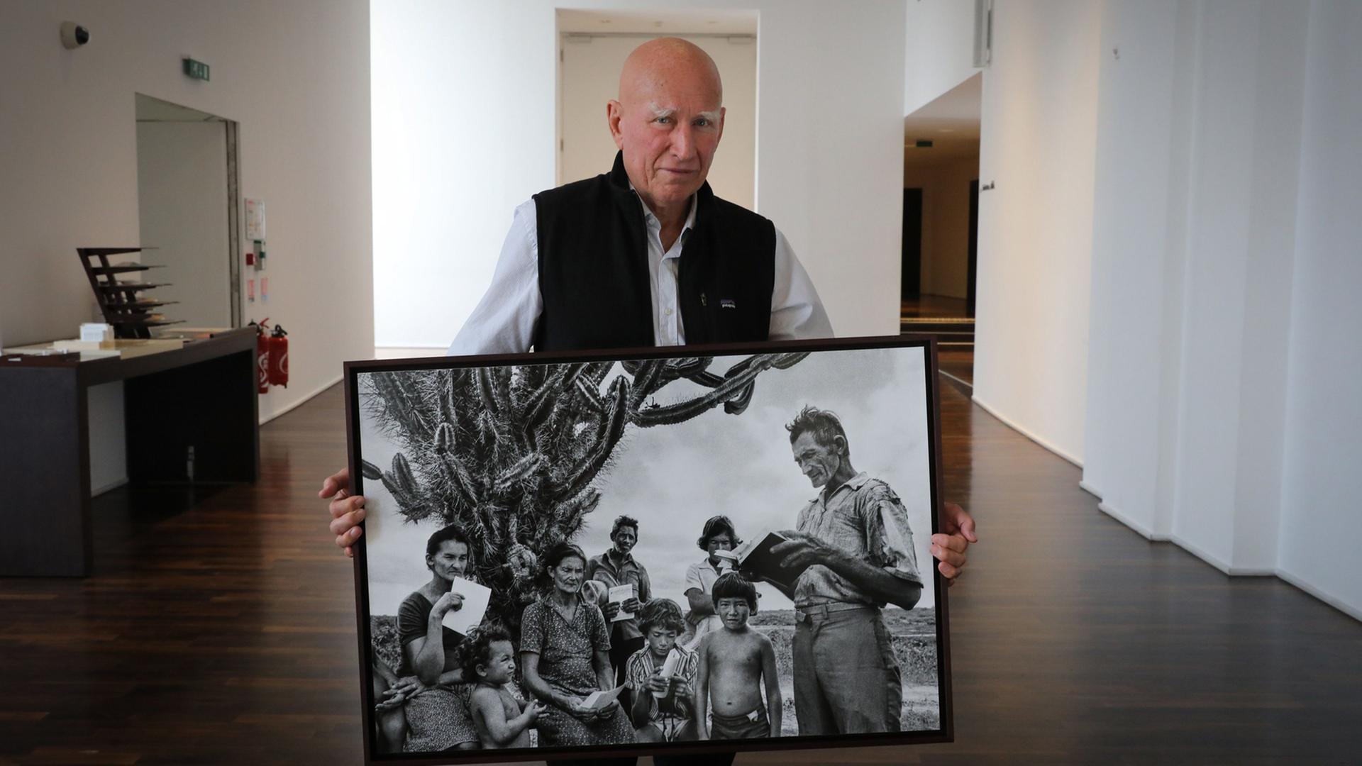 04.12.2018, Frankreich, Paris: ©PHOTOPQR/LE PARISIEN/Frédéric Dugit ; Loisirs Musée de l'homme ( Paris XVIe), le 4 décembre 2018 Le photographe franco-brésilien Sebastião Salgado qui expose trente photos dans le cadre de En droits ! qui commémore les 70 ans de la Déclaration universelle des droits de l’Homme, signée au Palais de Chaillot le 10 décembre 1948. Paris, France, dec 4th 2018 - Brazilian photographer Sebastiao Salgado for his exhibition 'en droits" Foto: Frédéric Dugit/MAXPPP/dpa | 04.12.2018, Frankreich, Paris: ©PHOTOPQR/LE PARISIEN/Frédéric Dugit ; Loisirs Musée de l'homme ( Paris XVIe), le 4 décembre 2018 Le photographe franco-brésilien Sebastião Salgado qui expose trente photos dans le cadre de En droits ! qui commémore les 70 ans de la Déclaration universelle des droits de l’Homme, signée au Palais de Chaillot le 10 décembre 1948. Paris, France, dec 4th 2018 - Brazilian photographer Sebastiao Salgado for his exhibition 'en droits" Foto: Frédéric Dugit/MAXPPP/dpa |