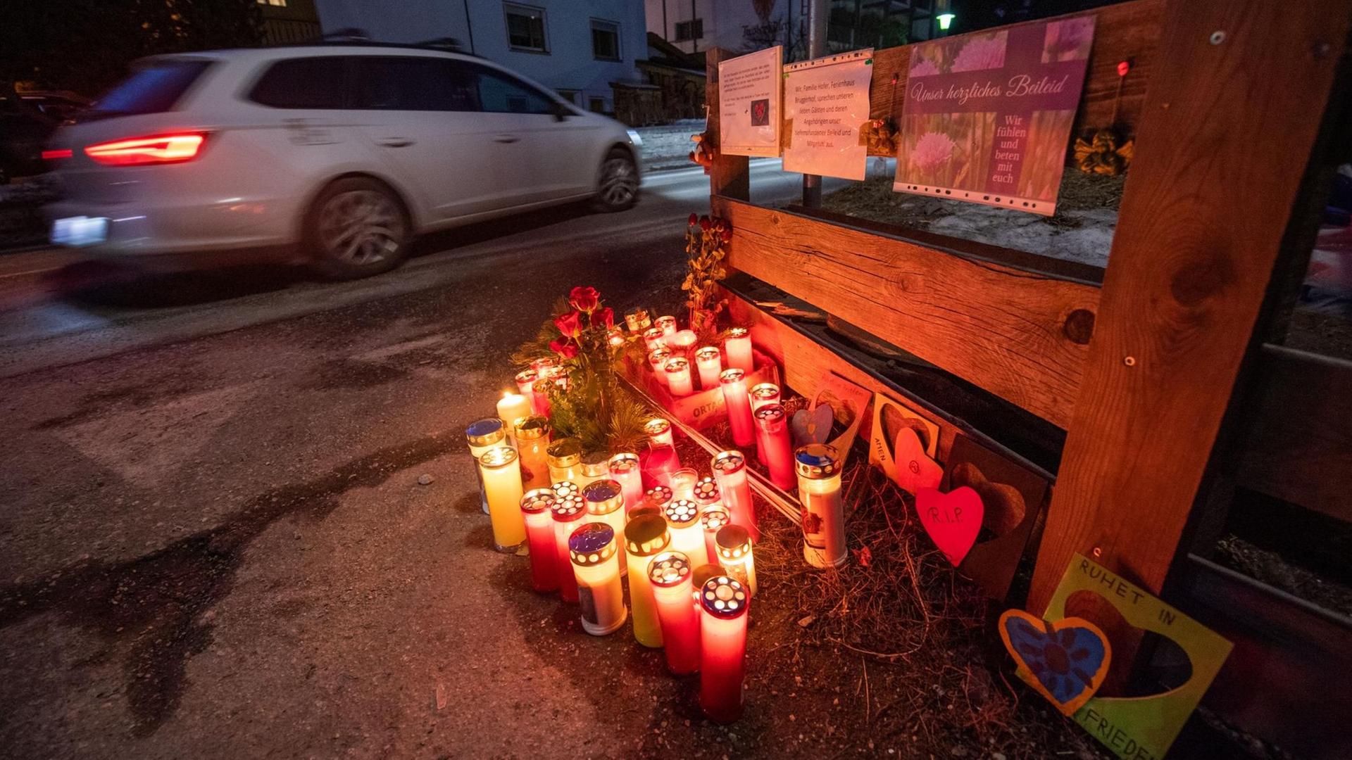 05.01.2020, Italien, Luttach: Blumen, Kerzen und Gedenkschmuck stehen und liegen am Ort des Unfalls und leuchten nach Sonnenuntergang. Ein Auto war in eine Gruppe Urlauber gefahren und hat dabei sechs Menschen getötet. Foto: Lino Mirgeler/dpa | Verwendung weltweit