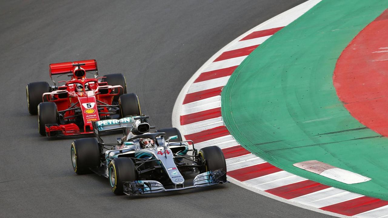 Motorsport-Experte Anno Hecker sieht Ferrari und Mercedes diese Saison eng beieinander.