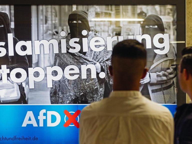 Ein Plakat für die AfD im Bundestagswahlkampf 2017: Vor einem Bild mit Niqab-Trägerinnen steht "Islamisierung stoppen".