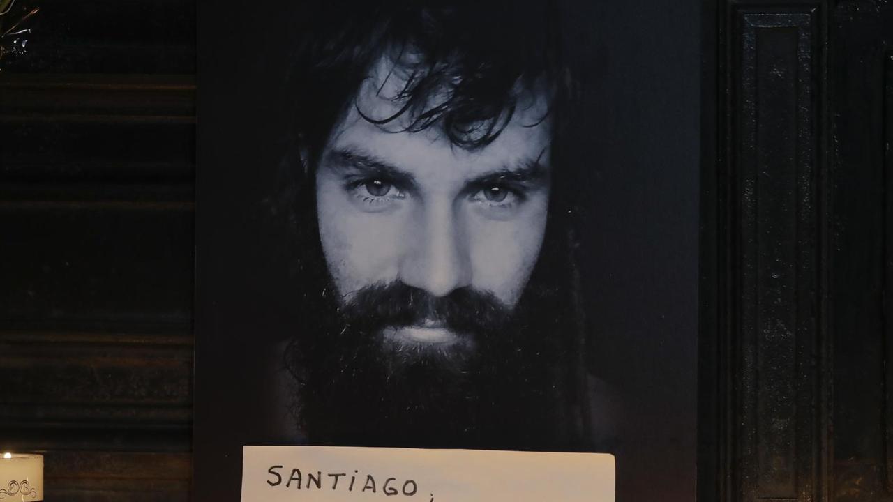 Kerzen beleuchten ein Foto des toten Bürgerrechtlers Santiago Maldonado. Auf einem Plakat steht auf Spanisch: "Santiago! Deine Solidarität hat dich zu unser aller Sohn gemacht."