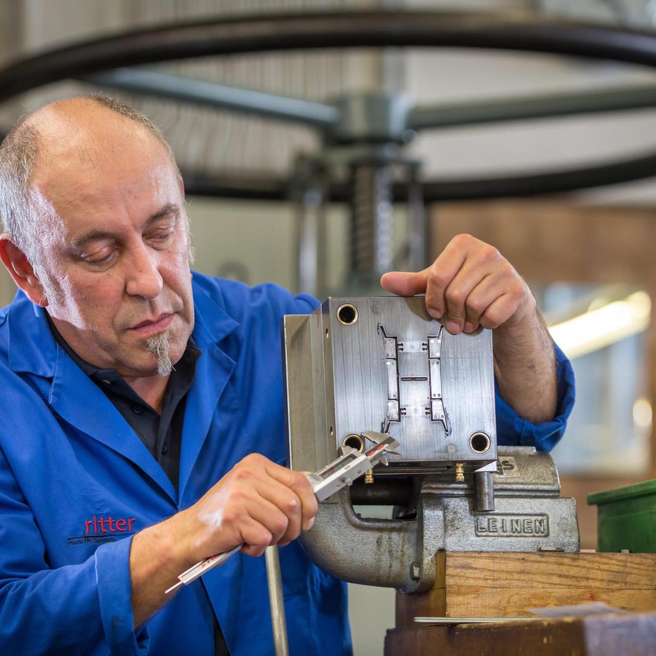 Ein Mitarbeiter vermisst am 21.05.2014 in der Werkzeugproduktion bei Ritterwerk in Groebenzell eine Spritzgussform.