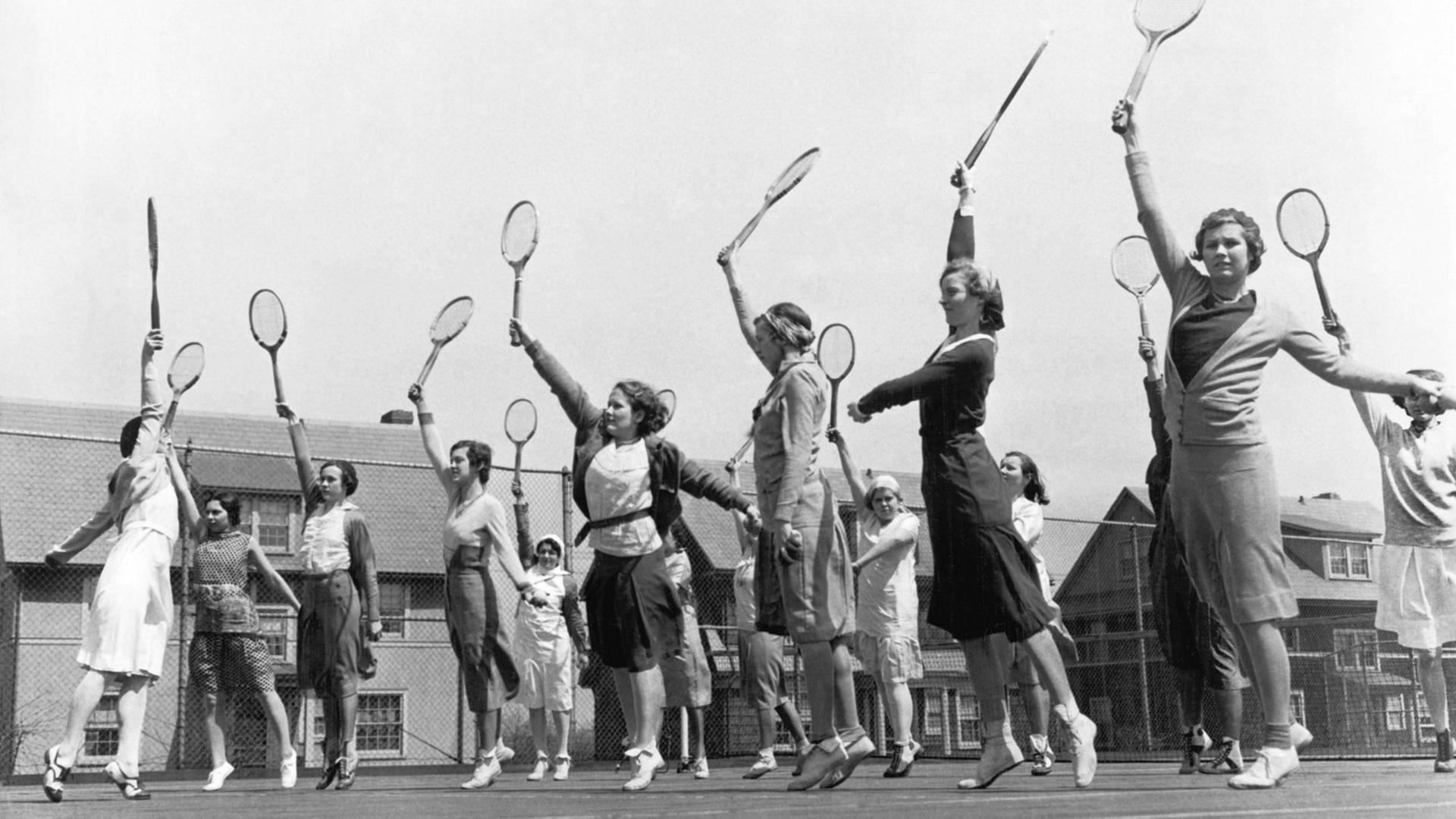 Damen beim Tennis-Training in den 1920er-Jahren in New Jersey USA