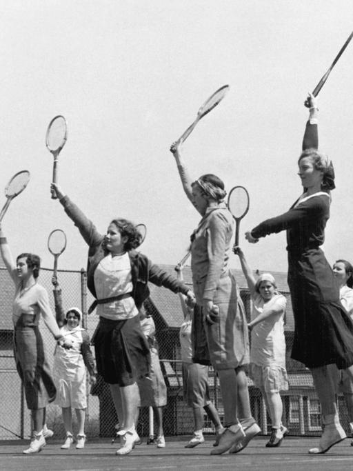 Damen beim Tennis-Training in den 1920er-Jahren in New Jersey USA