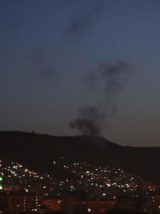 Das Bild zeigt einen Luftangriff in der Nacht in Syrien.