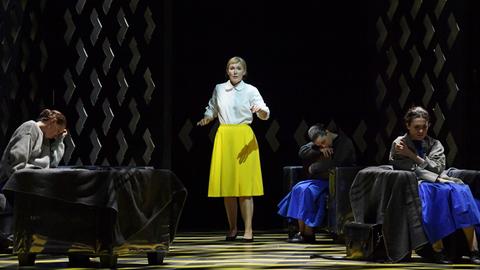 Maria Bengtsson (Blanche de la Force; in gelbem Rock) und Gemeinschaft der Schwestern