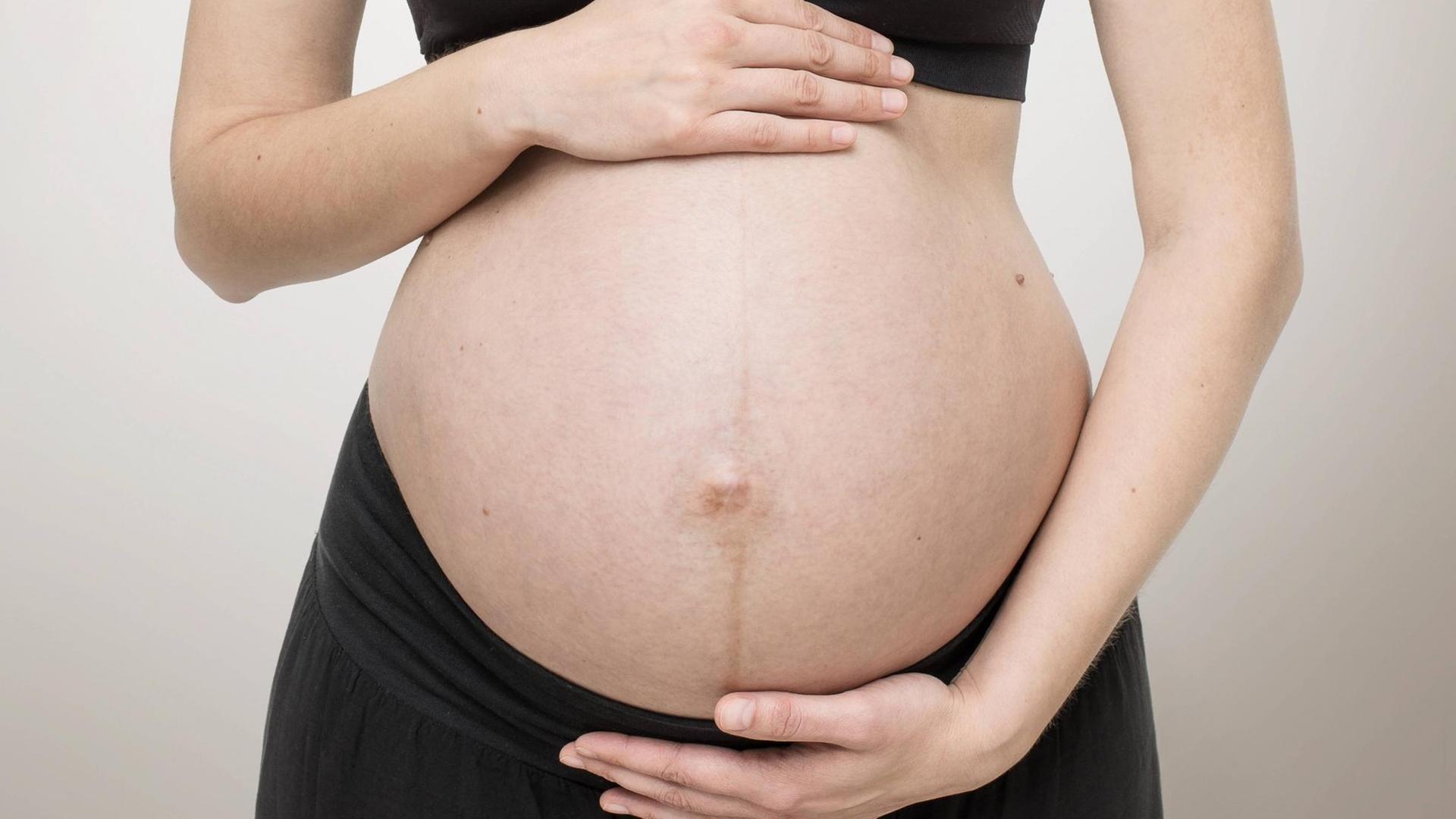 Der Bauch einer schwangeren Frau