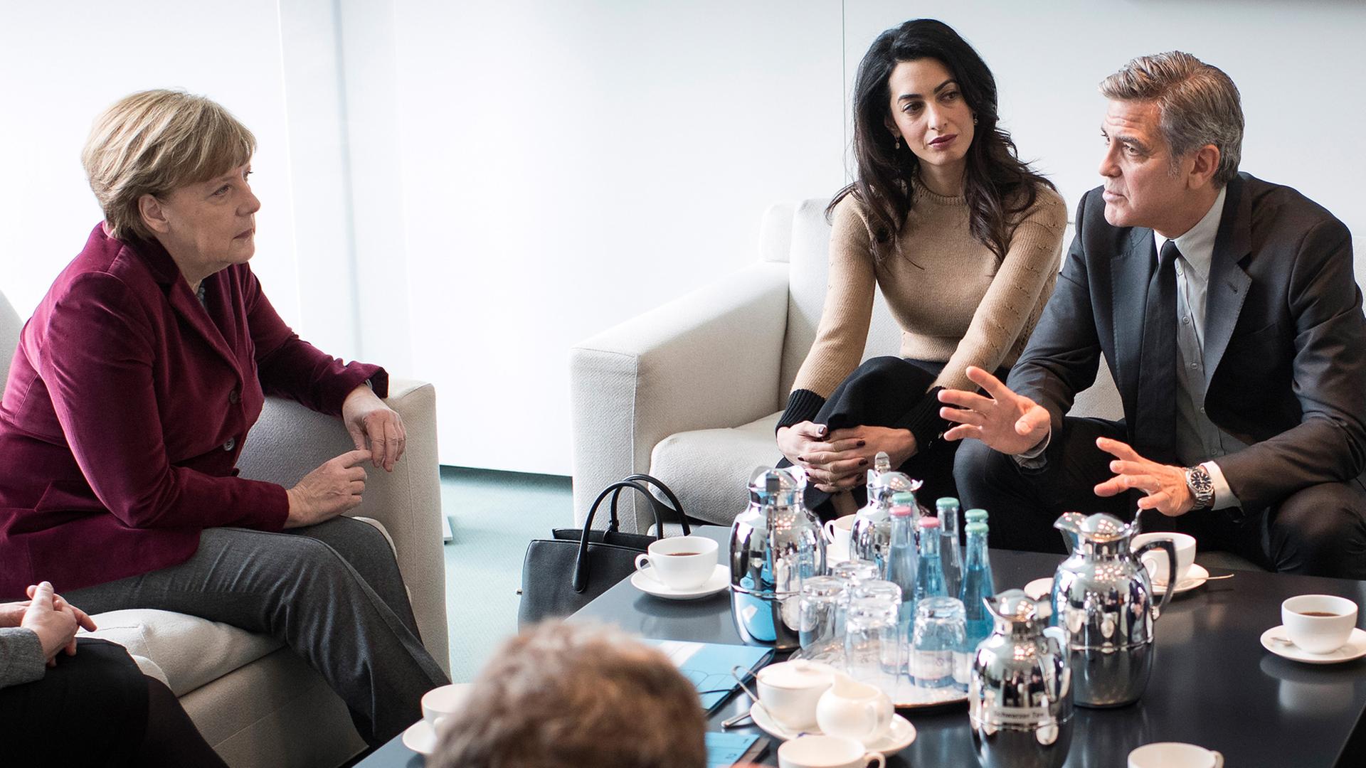 Bundeskanzlerin Angela Merkel empfängt Amal und George Clooney am 12.02.2016 im Bundeskanzleramt in Berlin zu einem Gespräch über Flüchtlingspolitik und Clooneys Engagement für das International Rescue Committee.