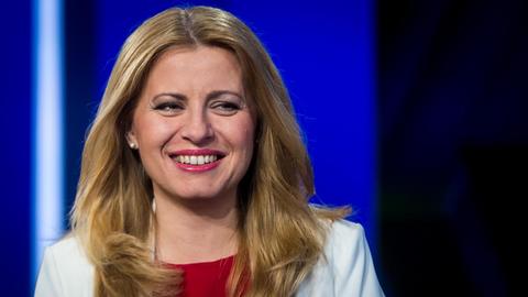 Die neu gewählte slowakische Präsidentin Zuzana Caputova bereitet sich auf einen Fernsehauftritt vor.