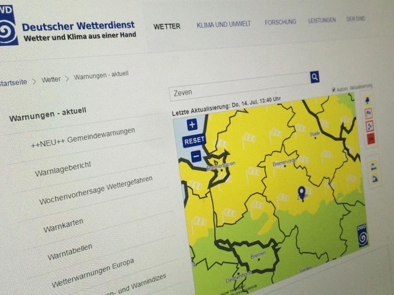 Auf einem Computerbildschirm ist die Unwetterwarnungsseite auf der Webseite des Deutschen Wetterdienstes zu sehen.
