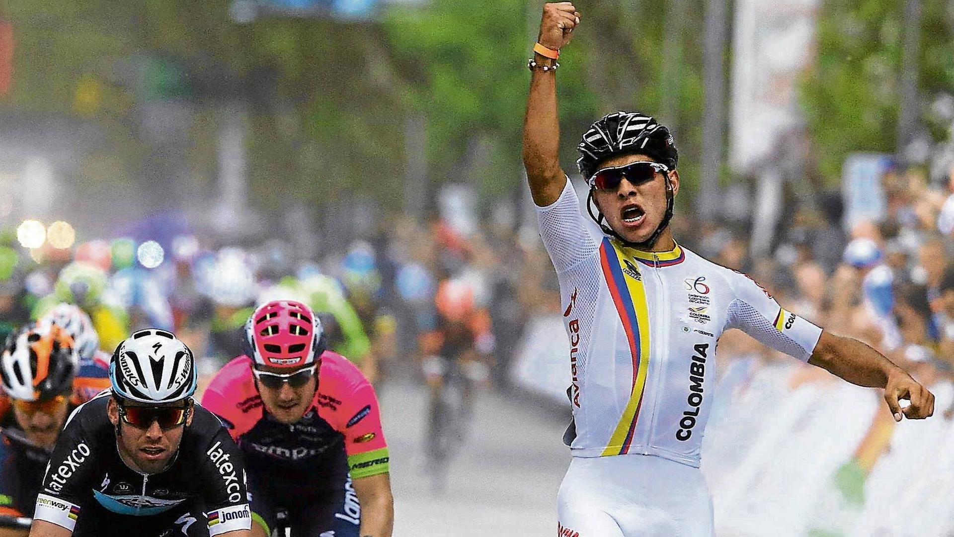 Der kolumbianische Radprofi Fernando Gaviria freut sich über einen Sieg.