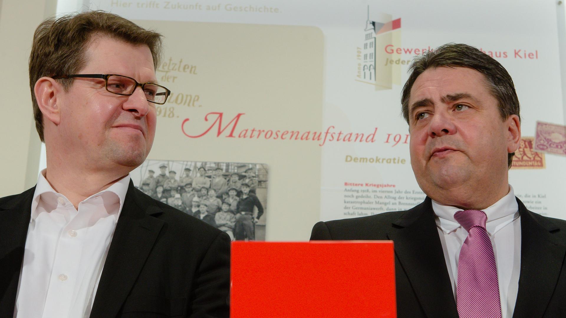 Die neue Linke innerhalb der SPD wird von Gabriels Stellvertreter Ralf Stegner (links) geführt.