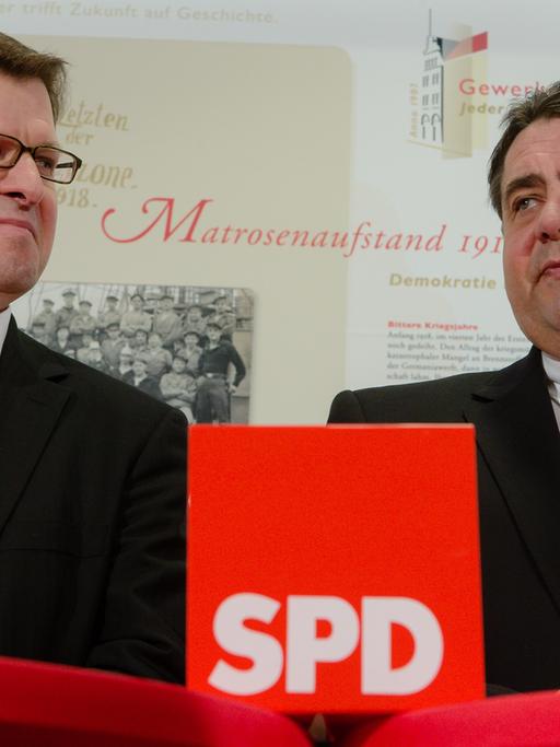 Die neue Linke innerhalb der SPD wird von Gabriels Stellvertreter Ralf Stegner (links) geführt.