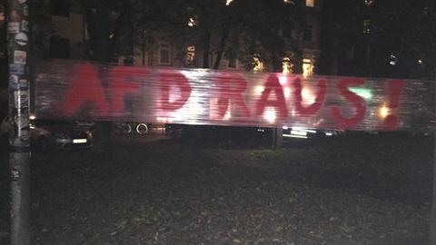 Auf einem Banner im Hamburger Arrivati Park haben Demonstranten mit einem roten Stift "AfD raus!" geschrieben. Foto: Deutschlandradio/Axel Schröder